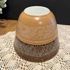 📍📍🤎Vintage Pyrex “Woodland Brown” Mixing Bowls – Set of 2